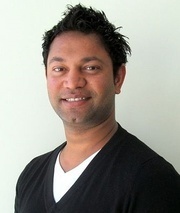 Его автобиография «Долгая дорога домой» была опубликована в 2013 году в Австралии, стала популярна в мире в 2014 году и адаптирована для фильма «Лев» (2016 год), в главных ролях сыграли Дев Патель в роли Сару и Николь Кидман в роли его приемной матери Сью Брайерли.

История Сару	Править
Сару Брайерли (настоящее имя — Шеру Мунши Хан (англ. Sheru Munshi Khan) Шеру с персидского — лев, Хан — тюркский титул) родился в Ганеш Талай, пригороде Хандвы в штате Мадхья-Прадеш. Когда он был маленький, его отец ушел из семьи. После его ухода семья осталась жить в нищете. Его мать работала на стройке, чтобы содержать себя и детей. Денег часто не хватало даже на еду, поэтому у неё не было средств на образование детей.

Когда Сару было 5 лет, он и его старшие братья Гуду и Каллу попрошайничали на железнодорожной станции. Гуду иногда подрабатывал, подметая вагоны. Однажды Гуду собирался поехать на подработку из Хандвы в Бурханпур, что в 70-ти километрах (43 миль) к югу, и Сару попросил взять его с собой. Когда они приехали в Бурханпур, Сару был настолько уставшим, что лег на скамейку на платформе. Гуду попросил его подождать и ушел, пообещав скоро вернуться. Гуду не вернулся (впоследствии выяснится, что в ту ночь Гуду погиб под поездом), и Сару стал беспокоиться, он увидел поезд на станции, подумав, что его старший брат там, он зашел в пустой вагон. Надеясь, что его брат скоро вернется за ним, он уснул. Когда он проснулся, поезд проносился по незнакомым городам. Иногда поезд останавливался на небольших станциях, но Сару не мог открыть двери вагона.

Сару доехал до Калькутты и выбрался из поезда, когда кто-то открыл дверь. Сару не знал, что оказался в 1500 километрах от дома. Сару попытался вернуться домой на разных поездах, но все они оказывались пригородными поездами, и, в конце концов, доставляли его обратно на железнодорожную станцию Хавра в Калькутту. Неделю или две он жил на железнодорожной станции, питался отбросами и спал под сидениями на станции. Потом он отправился в город, бродяжничал на улицах Калькутты и через какое-то время его подобрал работник железной дороги и приютил, но после того, как этот служащий показал Сару своему другу, Сару почувствовал неладное и бежал, мужчины пытались его поймать, но Сару удалось ускользнуть.

Сару встретил мальчика, который отвел его в полицию и заявил, что тот потерялся. Полиция передала Сару в детский приют. Через несколько недель Сару передали в социальный центр поддержки и усыновления. Служащие пытались найти его родную семью, но Сару знал не много о себе и не мог назвать города, откуда он родом. Он был официально признан потерявшимся и отдан на усыновление в семью в город Хобарт в австралийском штате Тасмания.

Тем временем его родная мама Камла Мунши искала своих сыновей. Через пару недель полиция нашла тело Гуду на железной дороге в километре от Бурханпура. Он погиб под поездом. Мать продолжала поиски Сару, передвигаясь на поездах по разным городам и посещала каждую неделю мечеть, чтобы молиться о возвращении сына.

Поиски семьи	Править
Сару вырос в Хобарте в австралийской семье. Его новые родители также усыновили другого мальчика из Индии, Мантуша.

Сару выучил английский язык и вскоре забыл хинди.

Он изучил гостиничное дело в Австралийской Международной Гостиничной Школе в Канберре. Уже будучи взрослым, он потратил много времени на поиски дома, изучая спутниковые изображения земли в Гугл Земля (Google Earth), кропотливо осматривая на карте все железнодорожные линии, исходящие из Калькутты. Он опирался на свои смутные воспоминания о том, как все выглядело вокруг станции Бурханпур, хотя он и не знал названия станции, помнил первую букву названия — букву Б. Поздней ночью в 2011 году он наткнулся на небольшую железнодорожную станцию и вспомнил, что именно там он сел в пустой вагон поезда. Название этой станции было Бурханпур, очень близко к фонетическому написанию, которое он помнил с детства. Он изучил спутниковые снимки железной дороги на север и нашел город Хандва. У него не было воспоминаний об этом названии, но в самом городе он нашел знакомые с детства места, например, фонтан возле железнодорожных путей, где он играл. Он смог проследить путь по улицам до того места, где раньше жил он и его семья.

Сару связался с группой в Facebook в Хандве, и эта группа подтвердила его убеждение, что Хандва его родной город.

В 2012 году Сару отправился в Хандву в Индию и расспрашивал жителей, знали ли они о какой-либо семье, потерявшей сына 25 лет назад. Он показал свои детские фотографии, и местные привели его к матери. Он также увидел свою сестру Шекилу и брата Каллу, сестра стала школьной учительницей, а брат начальником фабрики. Когда Сару и Гуду пропали, их мать смогла позволить себе отправить детей в школу. Воссоединение семьи широко освещалось индийскими и международными СМИ.