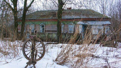 ЗАБРОШЕННАЯ ДЕРЕВНЯ ПОСРЕДИ ПОЛЕЙ. ИНТЕРЕСНЫЕ НАХОДКИ, ПРЕДМЕТЫ СТАРИНЫ В ПОКИНУТЫХ ДОМАХ. ЧАСТЬ 1