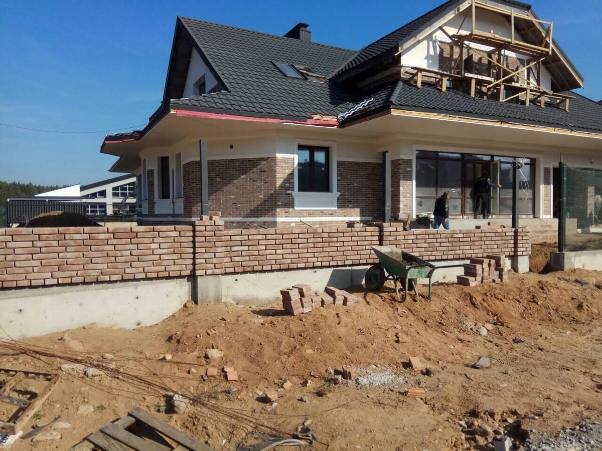 Для облицовки фасада использована плитка ручной формовки и кирпич для забора