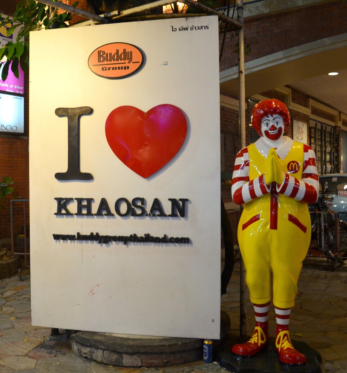 Клоун из Макдоналдса делает Вай на знаменитой улице Каосан Роуд в Бангкоке. #Фото автора.