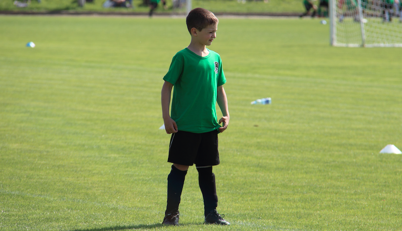 юный футболист настраивается на предстоящий матч