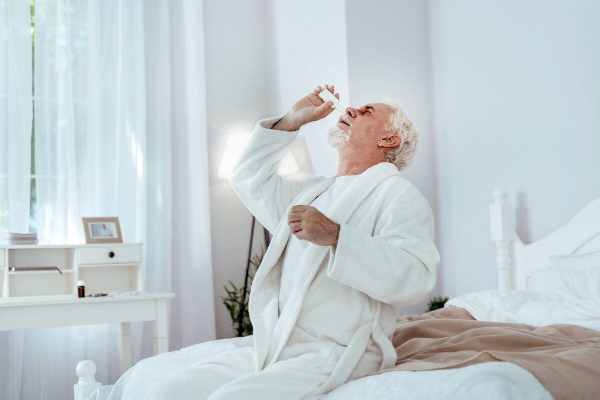 При ОРВИ одним из проявлений заболевания становится повышение температуры тела.