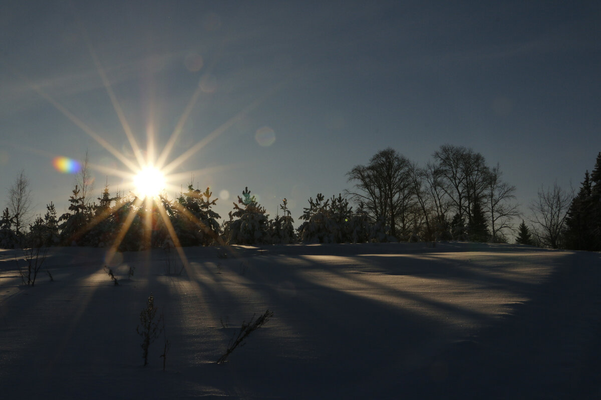 При белом, ярко сияющем снеге, фотоаппарат делает кадры существенно темнее, чем нужно