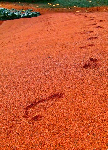 Красный пляж