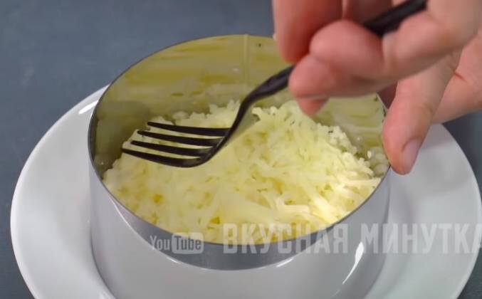 1. Терку смазываем подсолнечным маслом. Натираем плавленный сыр, картошку, яйца (для яиц смазывать терку ненужно). Используем сервировочное кольцо. Нижний слой - картофель. Теперь немного майонеза.