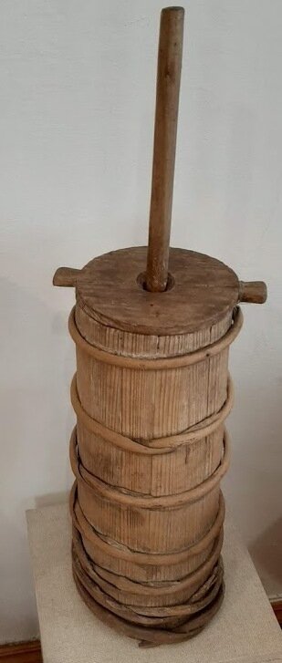 Экспонат Ржевского краеведческого музея. (фото из личного архива) Примерно вот такое приспособление было - снималась крышка, засыпалась пшеница, и толкушкой разбивали оболочку на зернах.  Шелуху отсеивали, и из крупы варили кутью. Сейчас и людей этих нет, и жернова сгинули. 