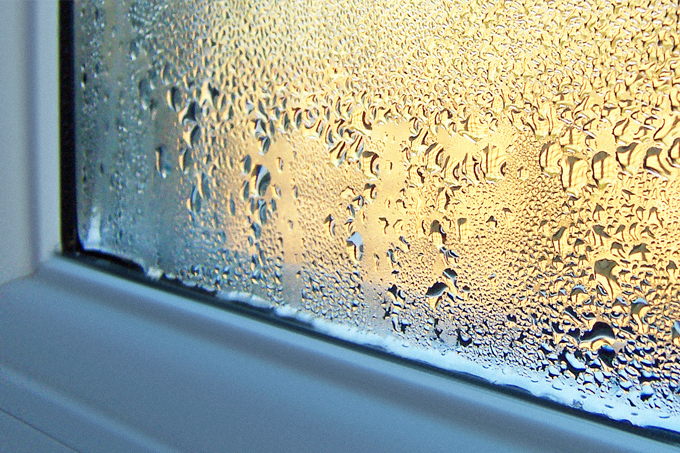 Проблема запотевания стекол связана с нарушением баланса температуры и влажности воздуха по одной из возможных причин.