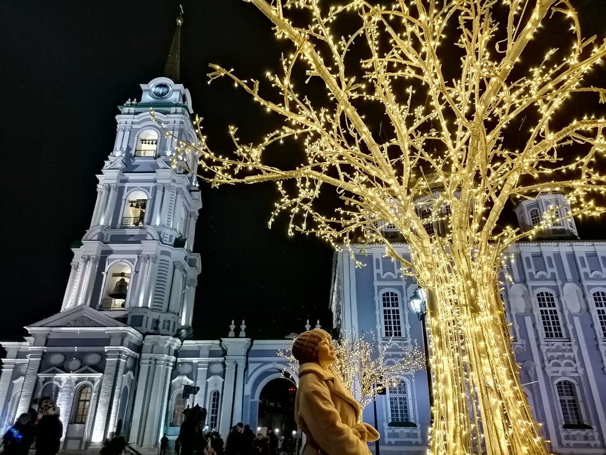 Новогодние украшения в Тульском кремле. На заднем фоне Успенский собор Тульского Кремля. Временно закрыт на реставрацию.