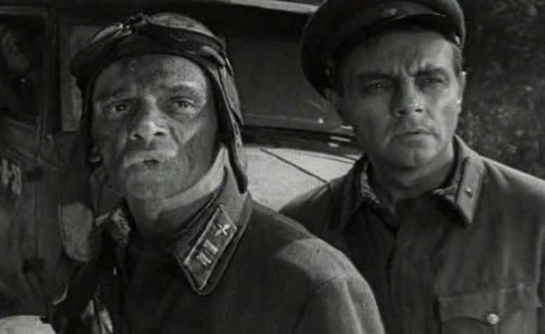 Кадр из фильма «Живые и мёртвые». Корреспондент военной газеты, старший политрук Иван Петрович Синцов и сбитый лётчик с ТБ-3 наблюдают за воздушным боем.