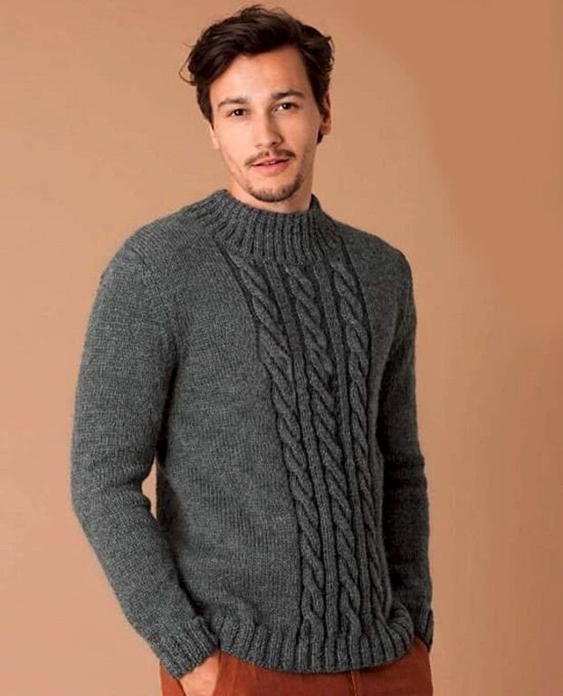 Традиционный пуловер для мужчин - отлично подойдет для холодного сезона. Классический пуловер по центру украшен рядом кос, связан из теплой пряжи.