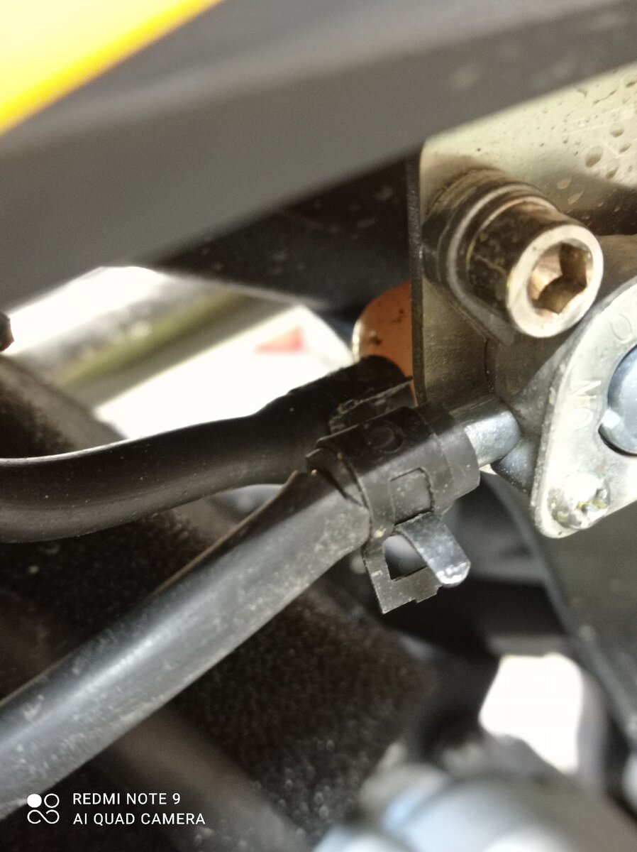 Лопнувший топливный шланг.