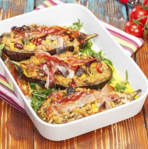 Баклажаны, фаршированные грибами с беконом
