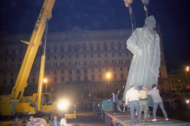 Демонтаж памятника Ф.Э. Дзержинскому. © / Игорь Михалев / РИА Новости