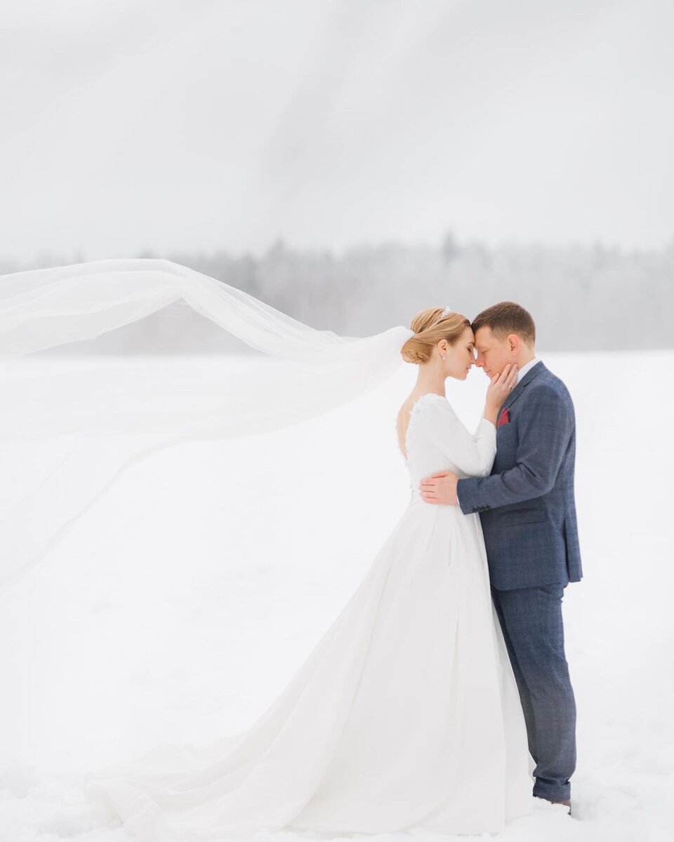 Сергей и Мария встретились в МТЮЗе семь лет назад, где они оба работали. Лавыгин был так удивлен тем, насколько профессионально работает Луговая, что буквально влюбился в актрису с первого взгляда.