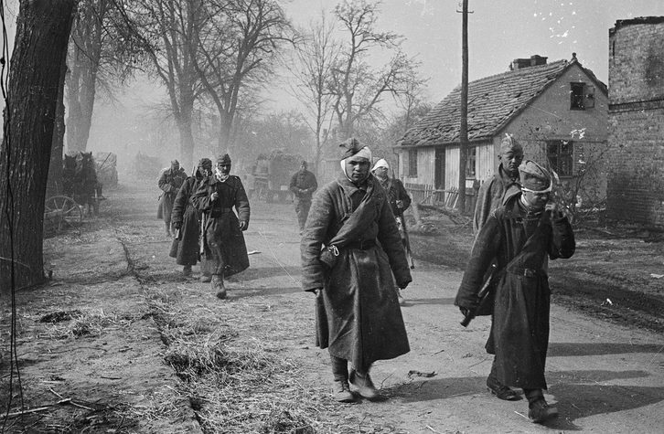 Фото: Своим ходом на перевязку. Германия, р-н Зееловских высот. Апрель, 1945 годАвтор: Валерий Фаминский / частная коллекция Артура Бондаря