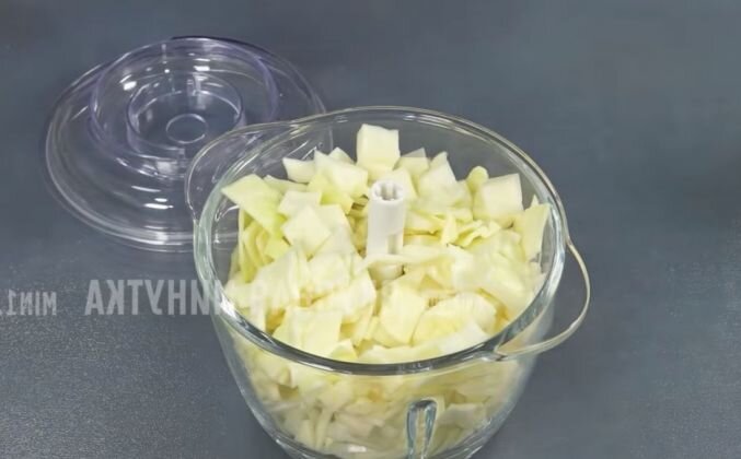 1. Отправляю в чашу измельчителя одну большую луковицу и 300 граммов капусты. Добавляю яйцо и измельчаю. Масса получается воздушная. Перекладываю ее в миску.