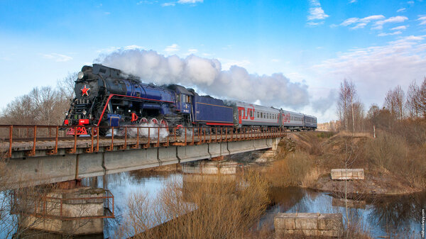 Ретро-поезд с паровозом на мосту через реку Луга. Перегон Батецкая — Люболяды.