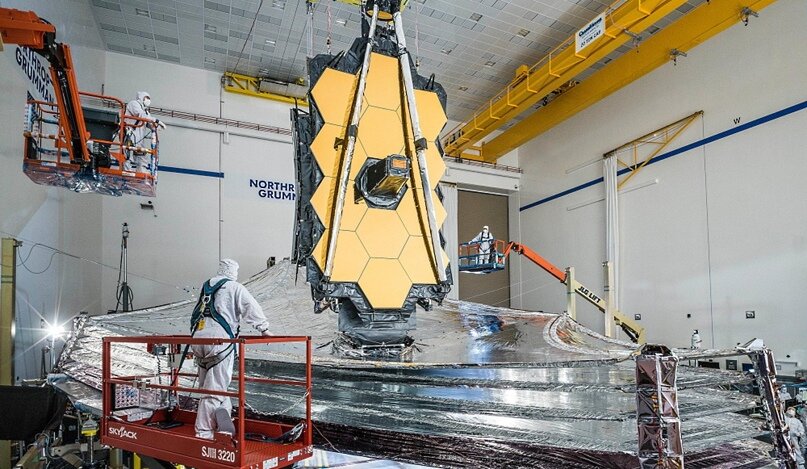 Солнцезащитный экран телескопа James Webb в последний раз развернули на земле, фото NASA/Chris Gunn