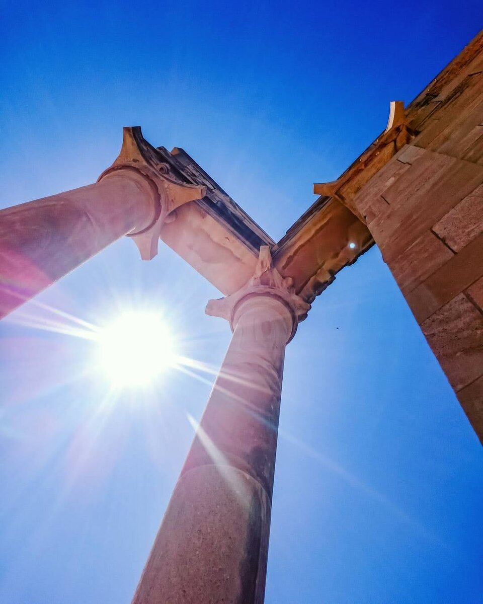 Древний Курион  на Кипре (Kourion) (11) (лат. Curium) был основан недалеко от храма Аполлона дорийцами из греческого Аргоса, предположительно в XVI веке до н. э. Согласно Геродоту, они жили там уже по меньшей мере в 1200 г. до н. э. Название «Курион», вероятно, происходит от имени Куреуса, сына одного греческого переселенца. Из списка податей Саргона II мы узнаём, что Курион примерно в 700 году до н. э. находился под властью ассирийцев.