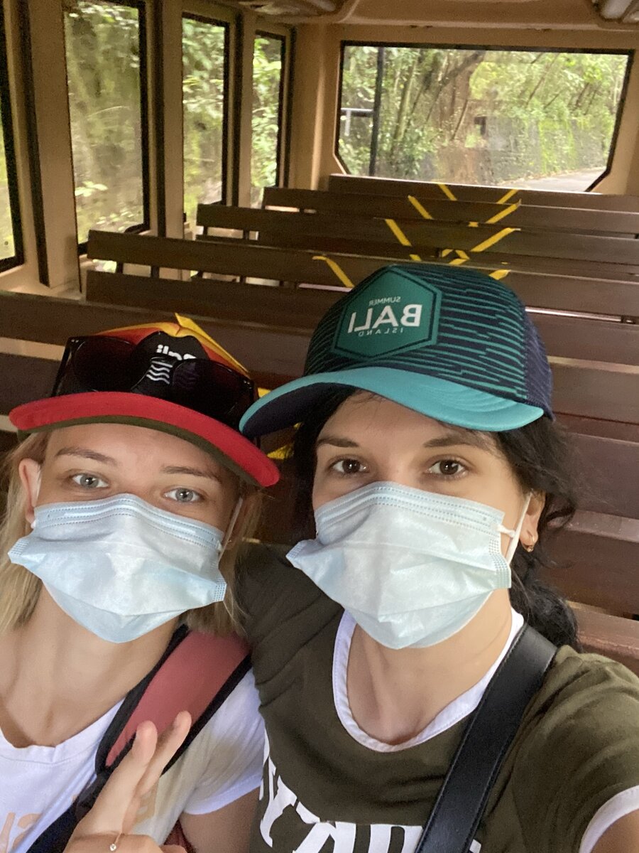 В автобусе мы ехали одни, но посетителей к первому шоу (в 11:15) уже было много