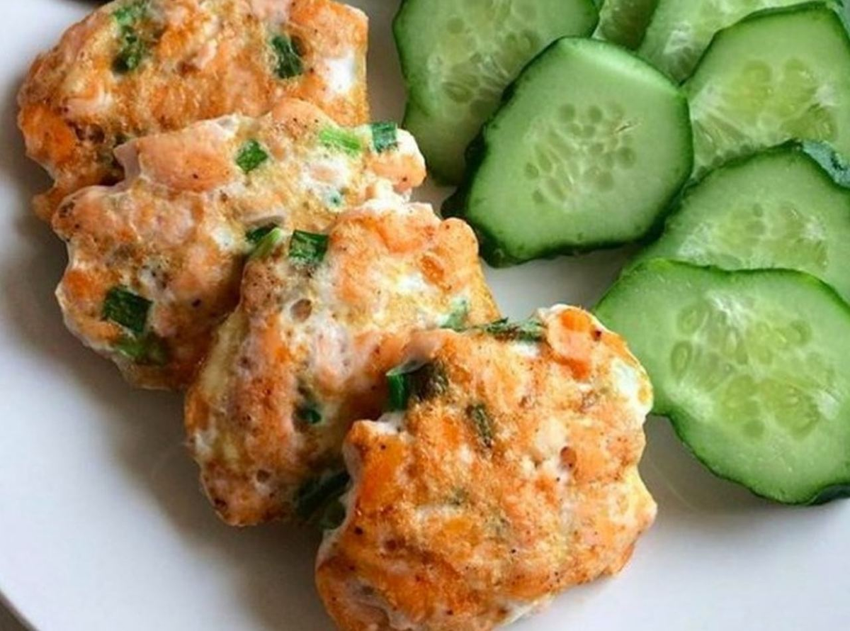 рыбные пп рецепты. биточки рыбные. котлеты с салатом. огурцы рыбными котлетами. рыбные пп рецепты.
