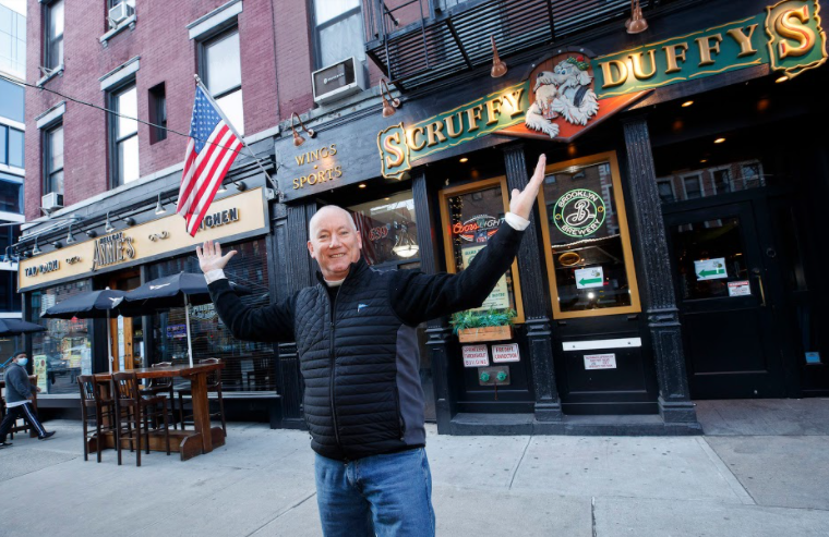В начале января 56-летний уроженец Квинса Патрик Хьюз выставил на продажу за криптовалюту расположенные в районе Hell’s Kitchen бары Hellcat Annie’s и Scruffy Duffy.-2