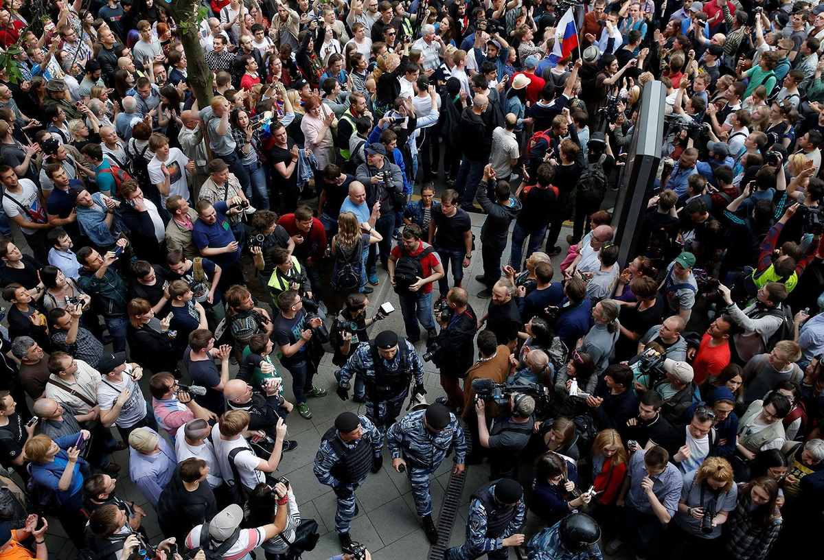 Человек толпы. Толпа митинг. Толпа людей митинг. Толпа протестующих.