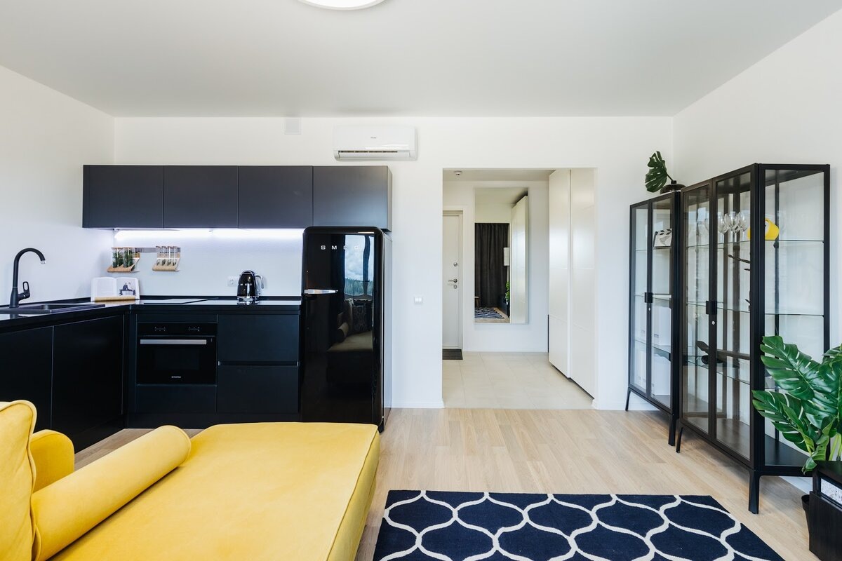 кухня, объединённая с гостиной в шоу-руме в «Восточном Бутово»