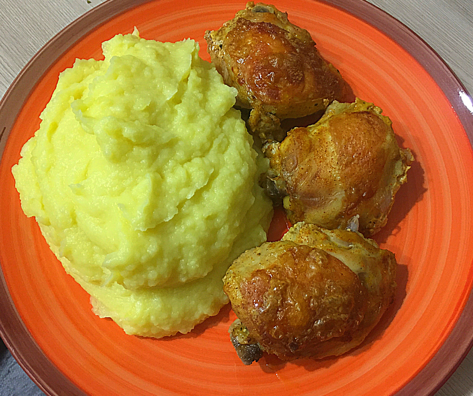 Антон капусту не очень любит, поэтому ему я положила пюре и курицу, сама пюре есть не стала