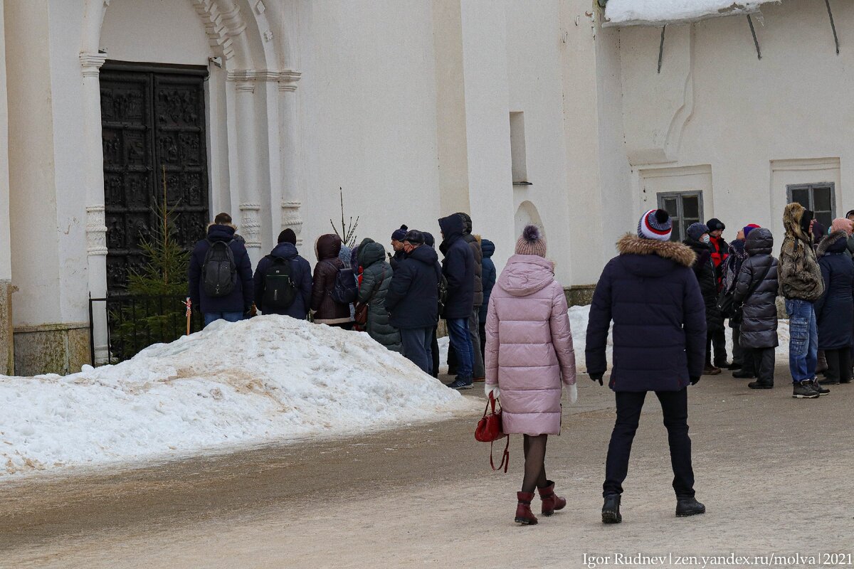 В Новгородском Детинце как обычно многолюдно