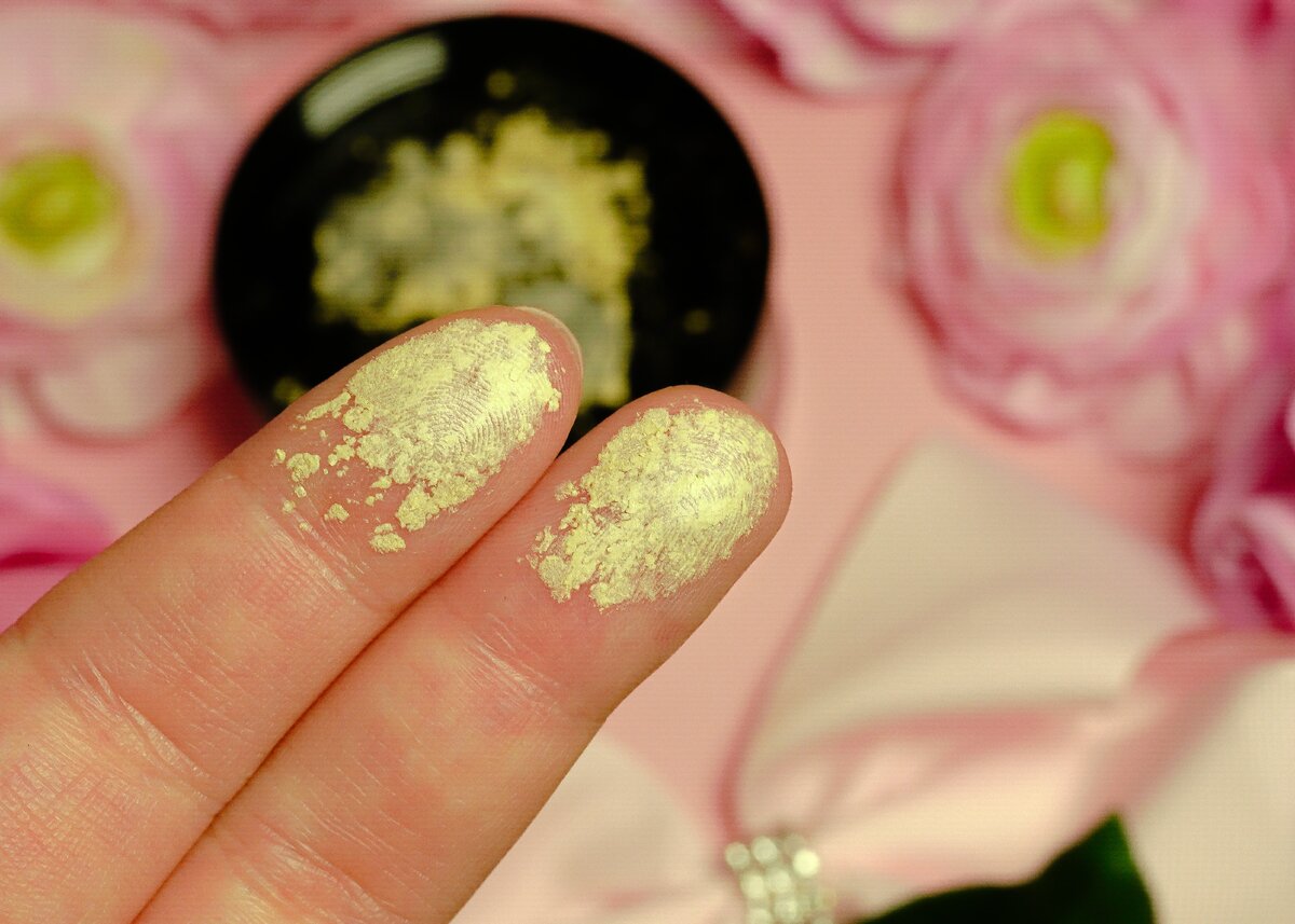 Пудра очень мягкая, если набирать пальцами, то получается плотный слой, поэтому наносим строго кистью, не спонжем