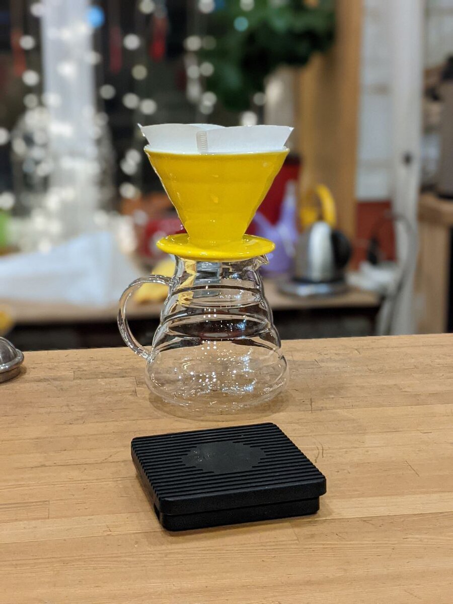 Жёлтая воронка, в которой бумажный фильтр.