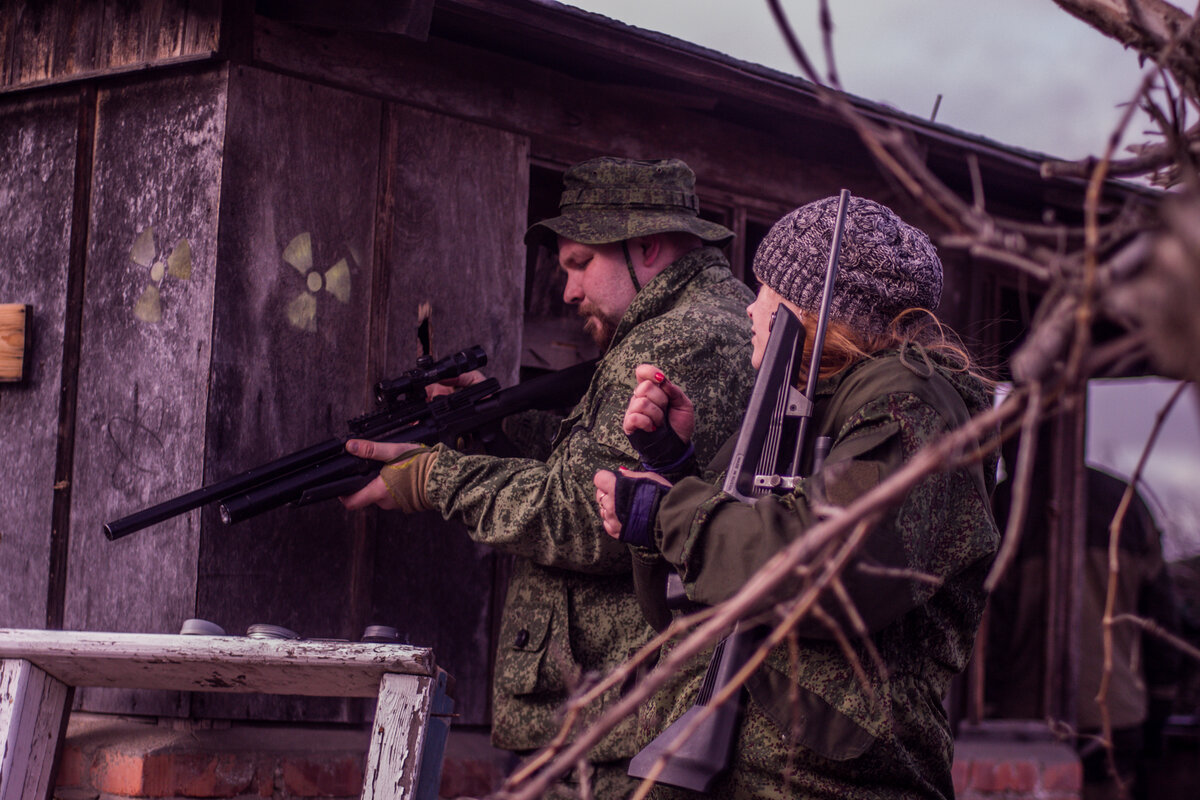 на фото в руках у наших бойцов два варианта винтовки МР-61 в варианте "кит Крюгера", а у дамы - стоковый вариант. 