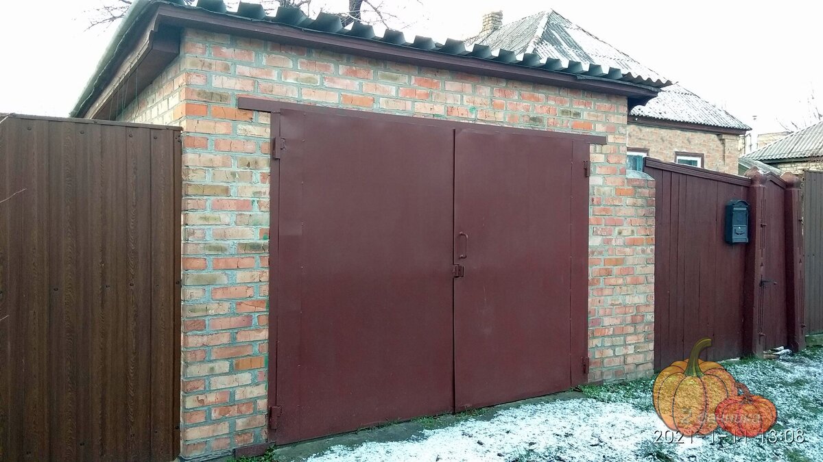 Гараж, но это уже после того как мы его привели в нормальный вид.