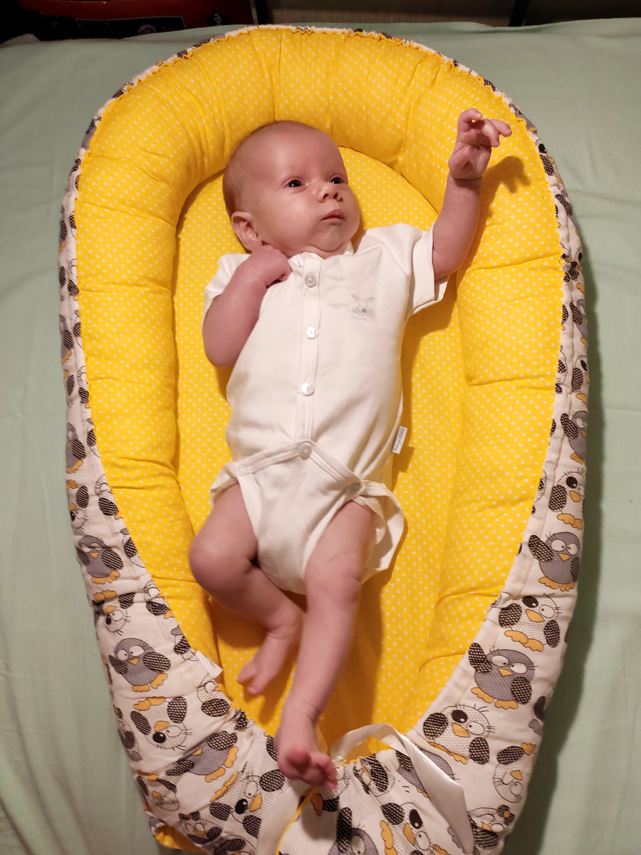 Сейчас низ уже развязали, чтобы ему было комфортно спать. 