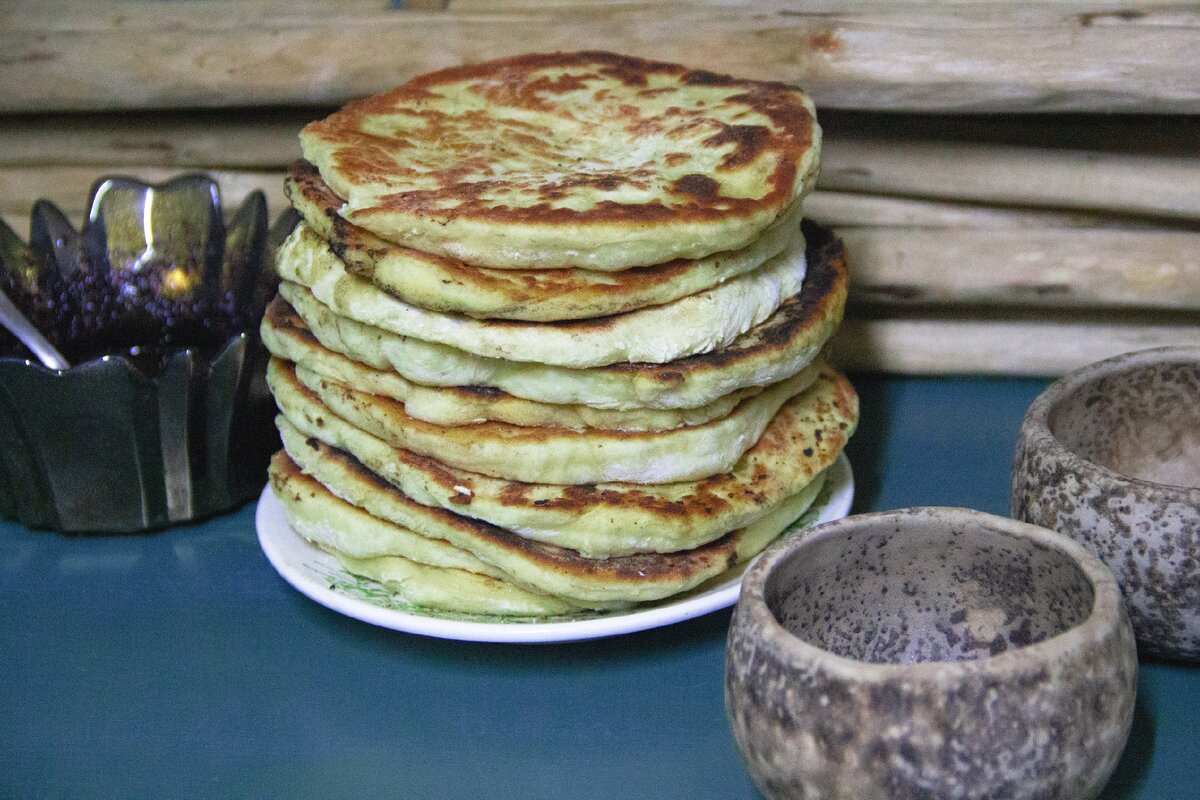 Рецепт бабушкиных лепешек. Бабушкины рецепты лепешек. Лепешки как у бабушки фото. Лепешечки как у бабушки. Деревенские блюда Канзаса.