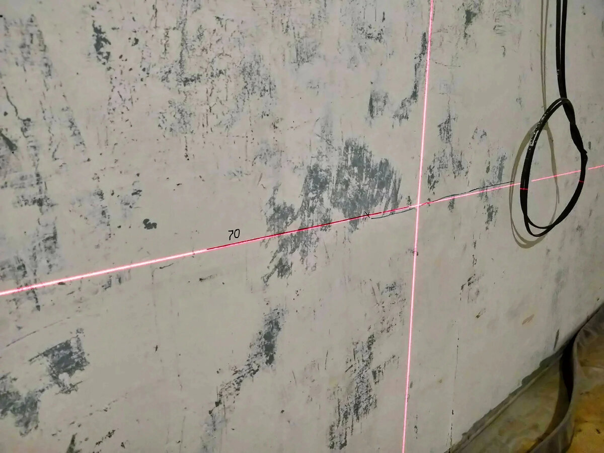 Наносим линии для контроля уровня заливаемого пола