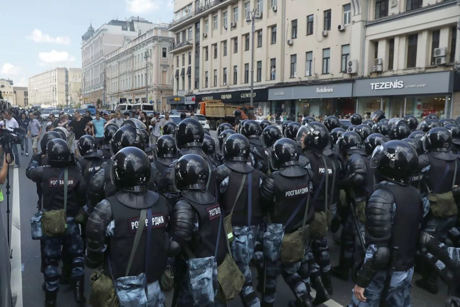 ОМОН С щитами и дубинками. Полиция обмундирование на митинге. Росгвардия на митинге.