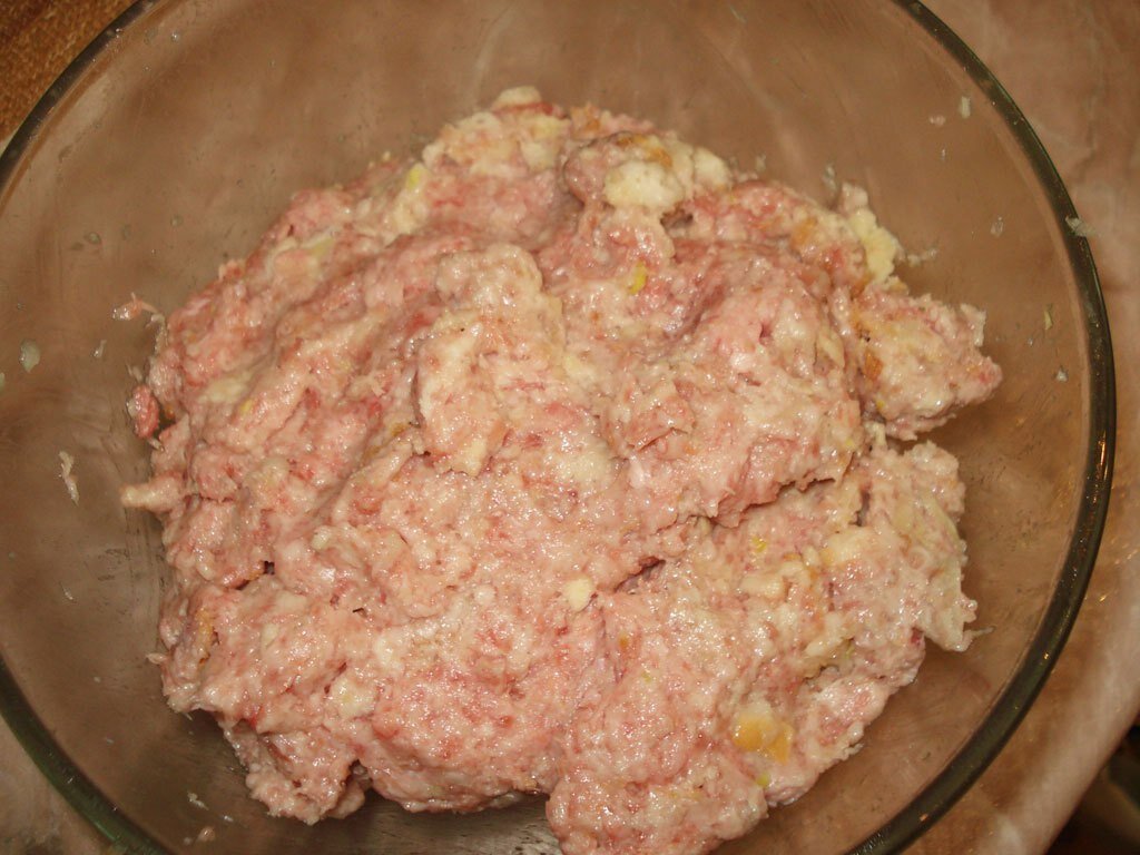 мясо куриного филе бедра перемалываю с луком в измельчителе,добавляю соль,специи,тщательно вымешиваю,даю час помариноваться.