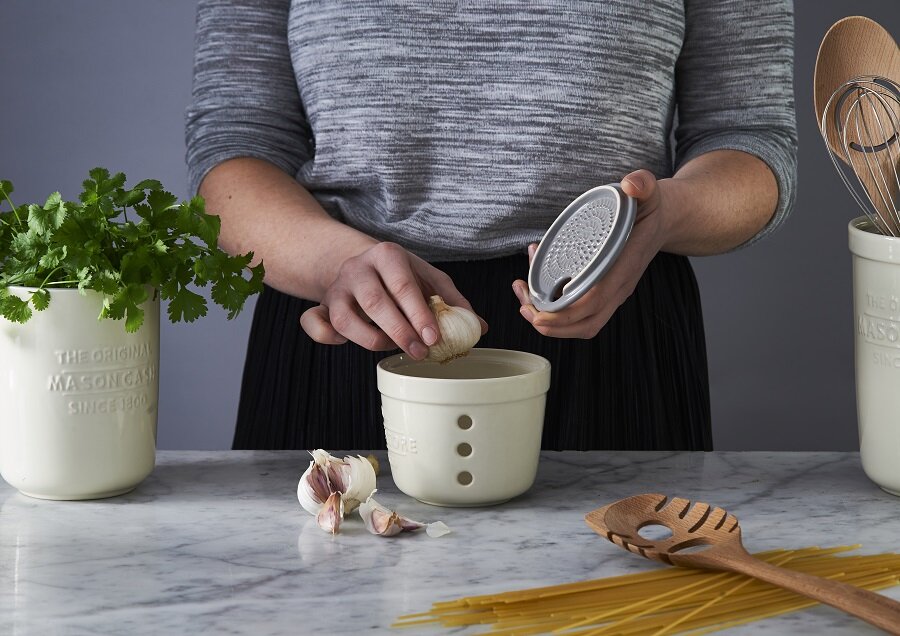 Оставьте в ёмкости или используйте сразу