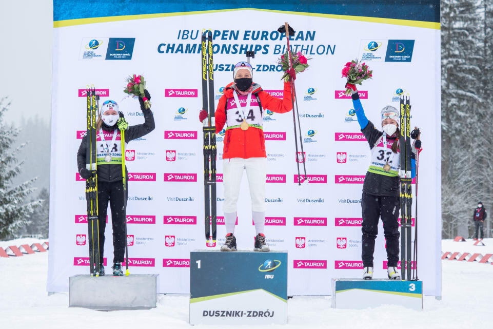 Анастасия Шевченко справа