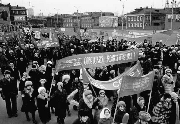 Архангельск. Первомайская демонстрация 1954 года. Идут колонны, люди радуются весне,солнцу и празднику. И вдруг… раздались выстрелы.