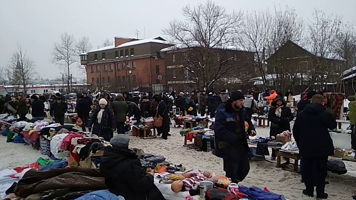 Фото автора. Площадь понемногу наполняется покупателями или просто зеваками.