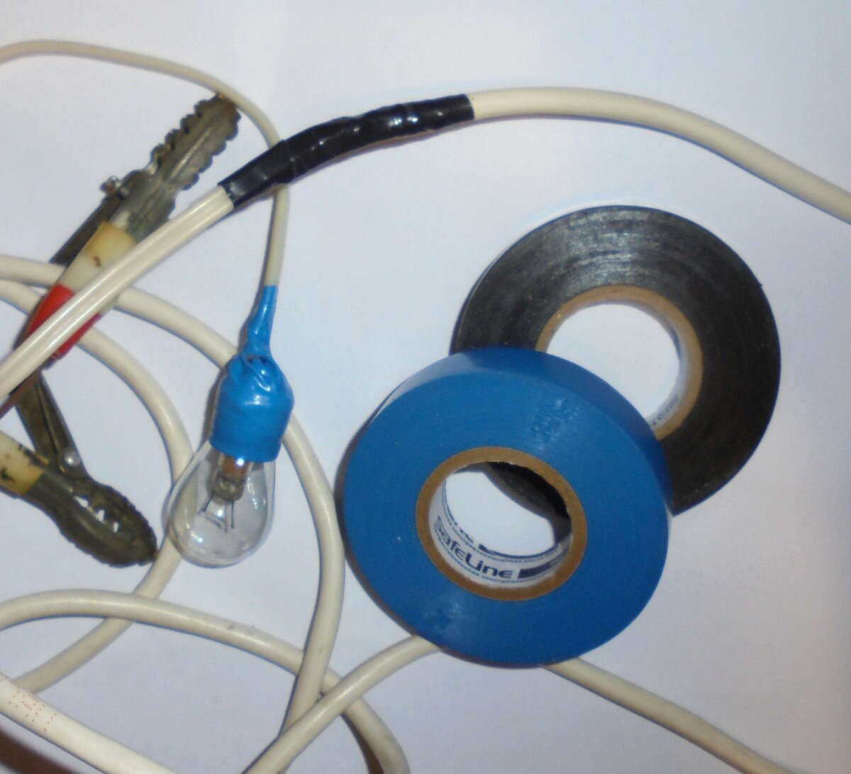 Пример выполненных с помощью изоленты SAFELINE серии PRO кабельных соединений — держится прочно, выглядит эстетично