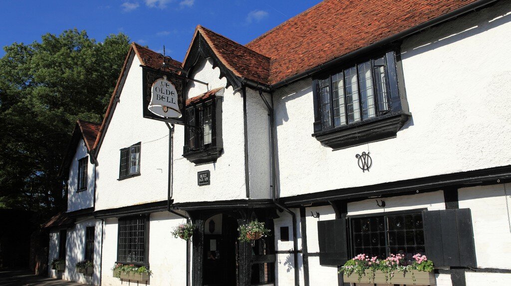 В исторической гостинице Olde Bell Inn прошла встреча Дуайта Эйзенхауэра и Уинстона Черчилля во время Второй мировой войны 