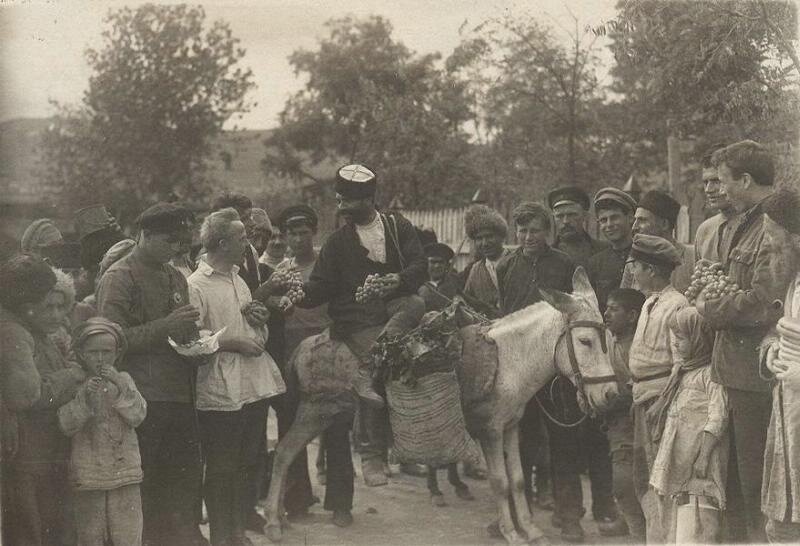Угощение виноградом
Неизвестный автор, 1920 год, г. Дербент, МАММ/МДФ.