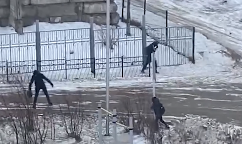 screen, в Магадане из-за ураганного ветра появились столбы спасения