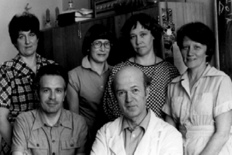 В.М.Дильман с сотрудниками лаборатории 1986 г. Фотография из открытых источников