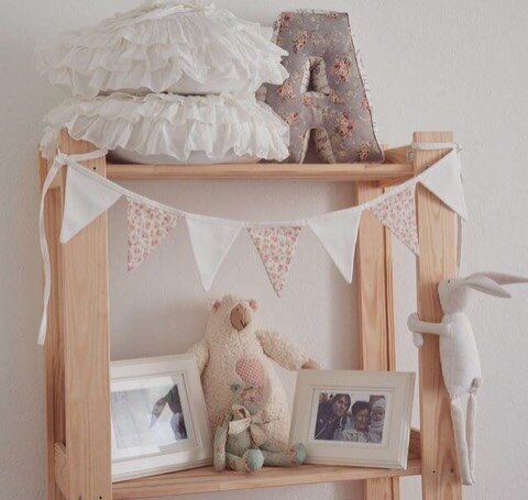 Стеллаж в детской комнате моей дочки. Буква А на верхней полке, флажки, мишка и заяц сшиты мной. Фото автора.