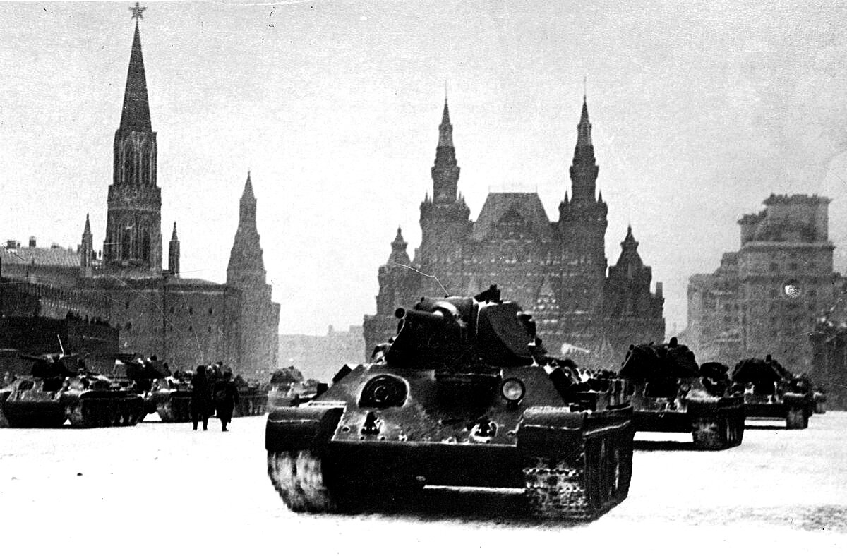 7 ноября 1941 года. Танки 332-й  стрелковой дивизии на Красной площади. Формирование дивизии началось в июле 1941 года